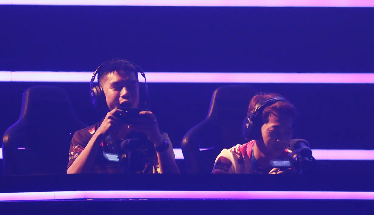 Udil Onic eSports, merayakan kemenangan tim All Star Moniyan pada Mobile Legends Bang Bang: All Star 2019 di Tenis Indoor Senayan, Jakarta, Sabtu (20/7). MLBB All Star Team dibagi menjadi 4 tim yang dipimpin pemain Onic eSports. (Bola.com/Yoppy Renato)