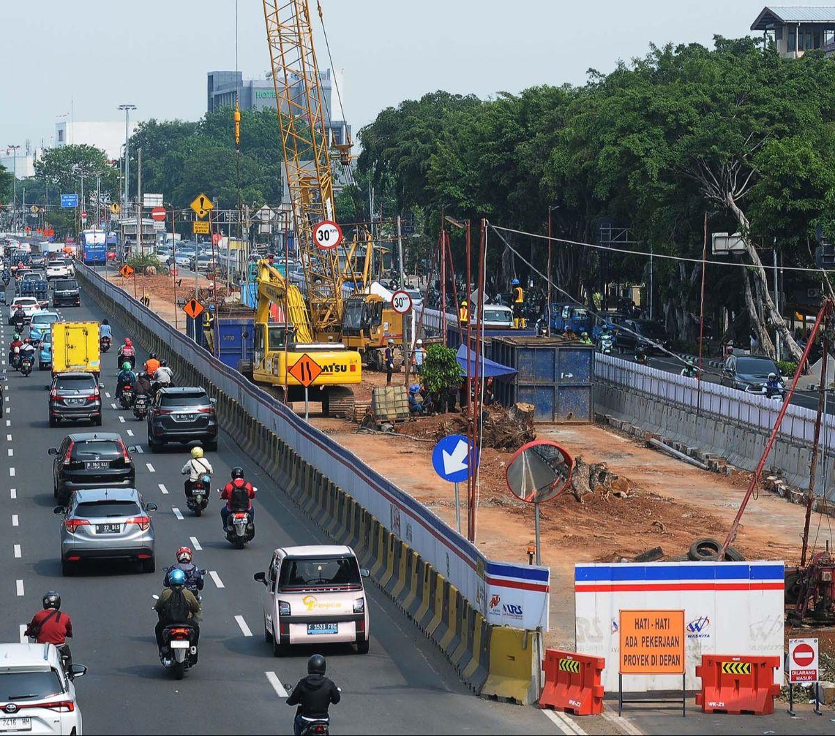 Suasana pengerjaan&nbsp;proyek LRT Jakarta Fase 1B Velodrome-Manggarai di Jalan Pemuda, Jakarta, Rabu (13/12/2023). Proyek LRT Fase 1B ini memasuki tahap pengeboran fondasi atau bore pile yang merupakan bagian dari pekerjaan struktur jalan layang.