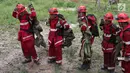 Semangat tim Manajemen Api Terpadu Asia Pulp and Paper (APP) Sinarmas saat simulasi kebakaran di Tanjungjabung Barat, Jambi, Kamis (3/4). (Liputan6.com/Angga Yuniar)