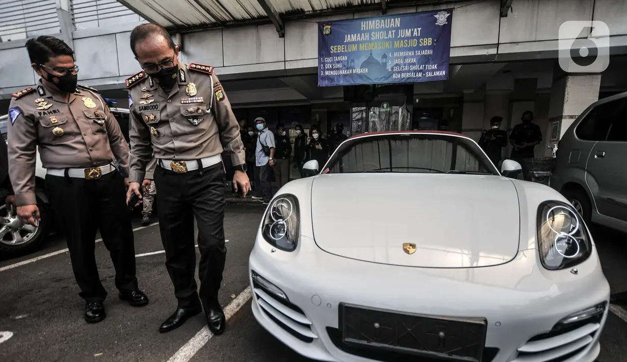 Dirlantas Polda Metro Jaya Kombes Pol Sambodo Purnomo meninjau mobil Porsche saat disita di Kantor Ditlantas Polda Metro Jaya, Jakarta, Senin (26/4/2021). (merdeka.com/Iqbal S. Nugroho)