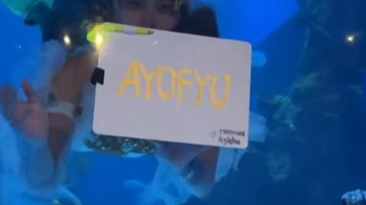 Ada juga tulisan 'AYOFYU' yang menunjukkan betapa cintanya Agi kepada suaminya.