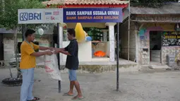 Kesadaran merawat alam salah satunya didorong melalui terobosan program Bank Sampah yang dikelola Badan Usaha Milik Desa (BUMDes) Kelawi Mandiri. Program ini tergolong ampuh mengajak warga Desa Kelawi untuk bergotongroyong memastikan kebersihan Pantai Minang Rua dan seluruh wilayah desa. Sekretaris BUMDes Kelawi Mandiri, Rian Haikal menceritakan bagaimana awal progam bank sampah ini tercetus. Semua bermula dari niat baik untuk mengajak masyarakat agar lebih teredukasi dalam menjaga alam. (Foto: Dok BRI)