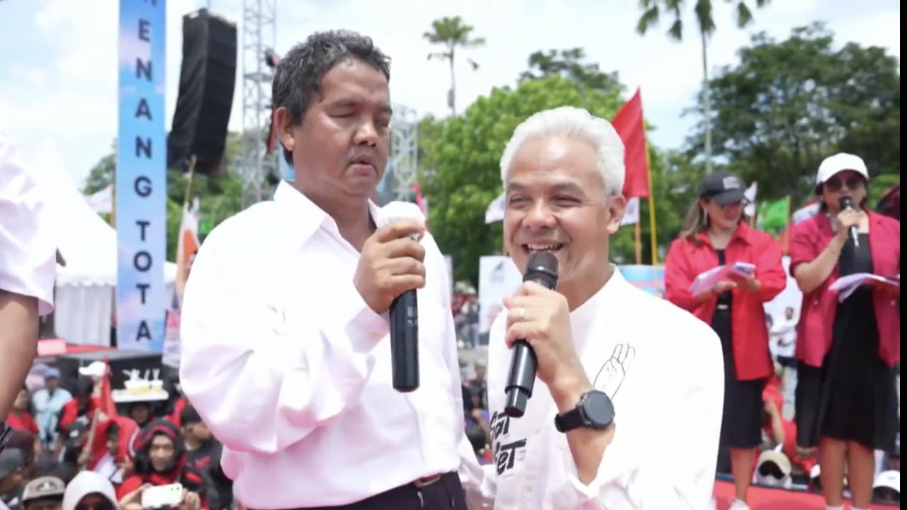 Calon presiden nomor urut tiga Ganjar Pranowo bersama seorang disabilitas bernama Salman di Pangreh Praja Sepinggan, Balikpapan Selatan, Kalimantan Timur, Selasa (6/2/2024). (Liputan6.com/Muhammad Radityo Priyasmoro)