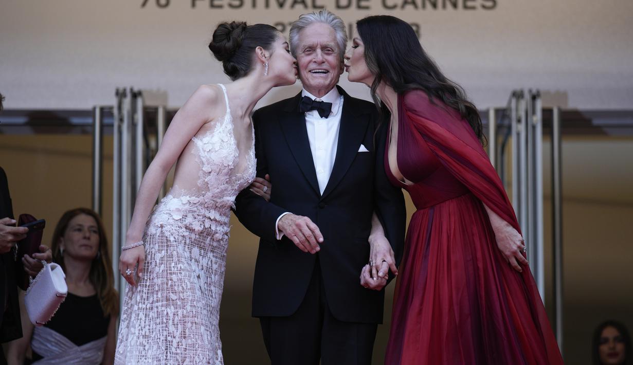 Gaun tersebut merupakan koleksi Spring/Summer 2023 semi-tipis yang cantik dengan garis leher rendah dan detail halus . (AP Photo/Daniel Cole)