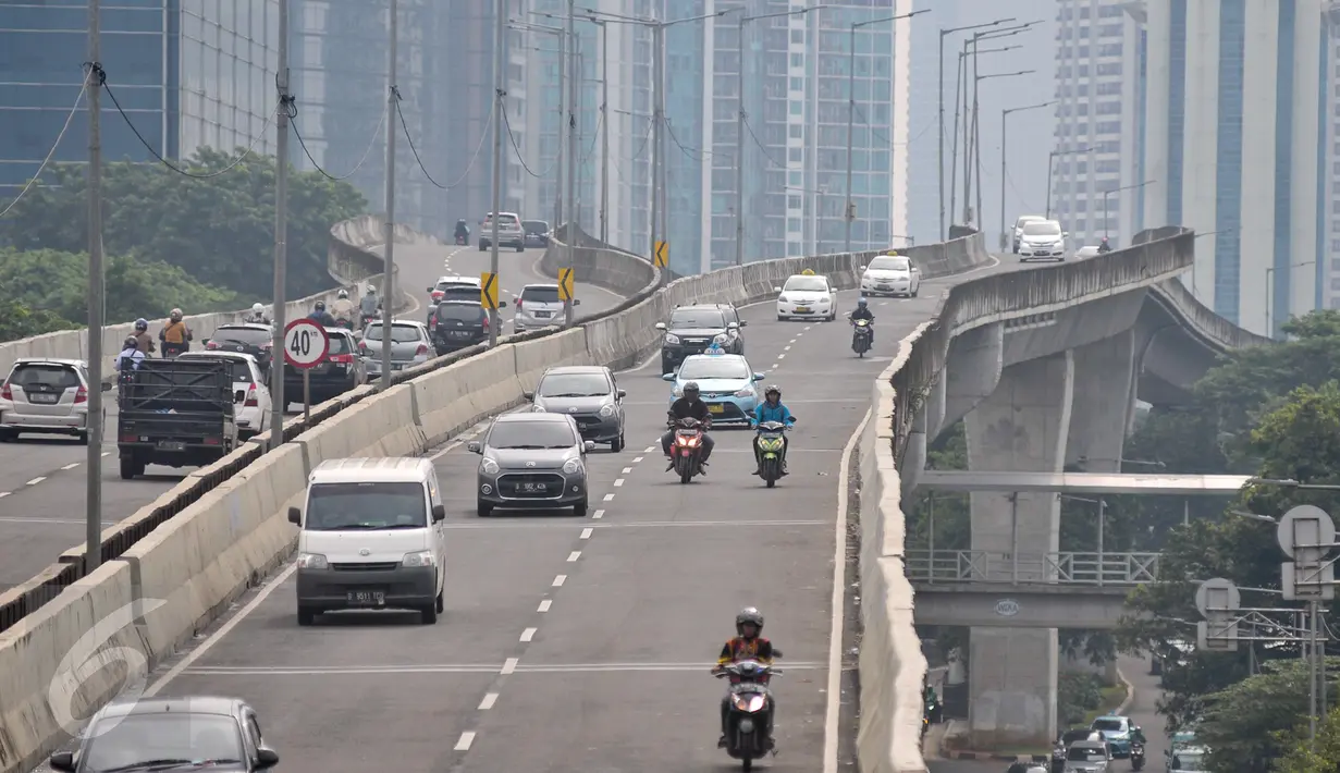 Pengendara sepeda motor nekat melintasi JLNT Casablanca, Jakarta, Kamis (23/3). Meski ada rambu larangan melintas, sejumlah pengedara motor tetap nekat melintasi jalan layang tersebut. (Liputan6.com/Yoppy Renato)