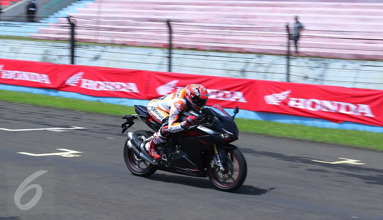 Juara Dunia Moto GP, Marc Marquez saat mencoba motor All New Honda CBR250RR di sirkuit Sentul, Jawa Barat, Selasa (25/10). All New Honda CBR250RR menghasilkan tenaga maksimal 12.500 rpm dan trosi maksimum hingga 10.500 rpm. (Liputan6.com/Angga Yuniar)