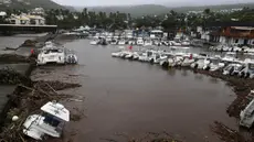 Sebuah foto menunjukkan kerusakan dan perahu di sebuah marina setelah lewatnya topan Belal di Saint-Paul, di pulau La Reunion, Prancis, pada 15 Januari 2024. (Richard BOUHET/AFP)