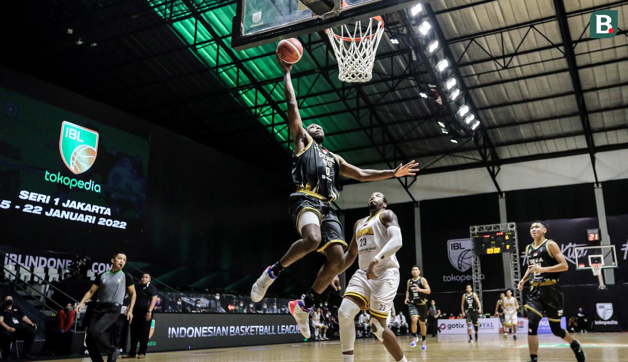 Pemain Dewa United Surabaya, Dishon Lurell Lowery berusaha memasukkan bola saat laga lanjutan Seri 1 IBL 2022 melawan Tangerang Hawks Basketball Club di Hall Basket GBK, Senayan, Kamis (20/01/2022). (Bola.com/Bagaskara Lazuardi)