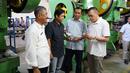 Ketua Pengurus Yayasan Dharma Bhakti Astra (YDBA) Henry C.Widjaja (kedua kanan) berbincang dengan pelaku industri komponen saat meninjau industri kecil dan menengah (IKM) logam di Desa Bengle, Tegal, Jawa Tengah, Rabu (10/10). (Liputan6.com/HO/Eko)