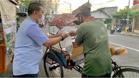 Aksi Kebaikan, Borong Makanan Pedagang Kecil dan Dibagikan Secara Gratis (Liputan6.com/Dyah Mulyaningtyas)