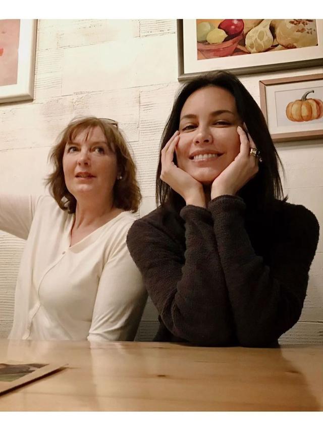 Jarang Terekspos, Ini 6 Potret Kebersamaan Sophia Latjuba dan Ibu Bulenya