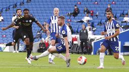 Pemain Manchester City, Raheem Sterling, mencetak gol ke gawang Brighton and Hove Albion pada laga Premier League di Stadion Falmer, Sabtu (11/7/2020). Manchester City menang 5-0. (Cath Ivill/Pool via AP)