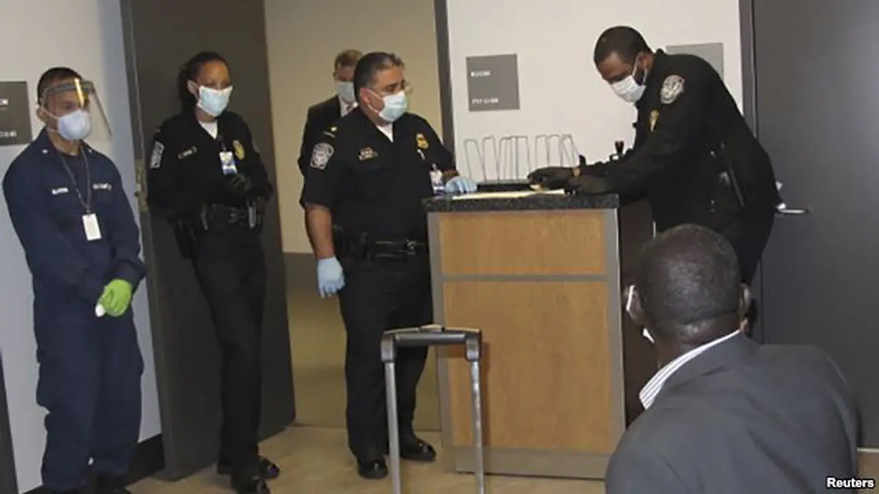 Petugas bandara AS di kota Atlanta, Georgia memeriksa penumpang yang baru datang dari Guinea (foto: dok). Seorang dokter AS yang baru kembali dari Guinea positif tertular ebola.