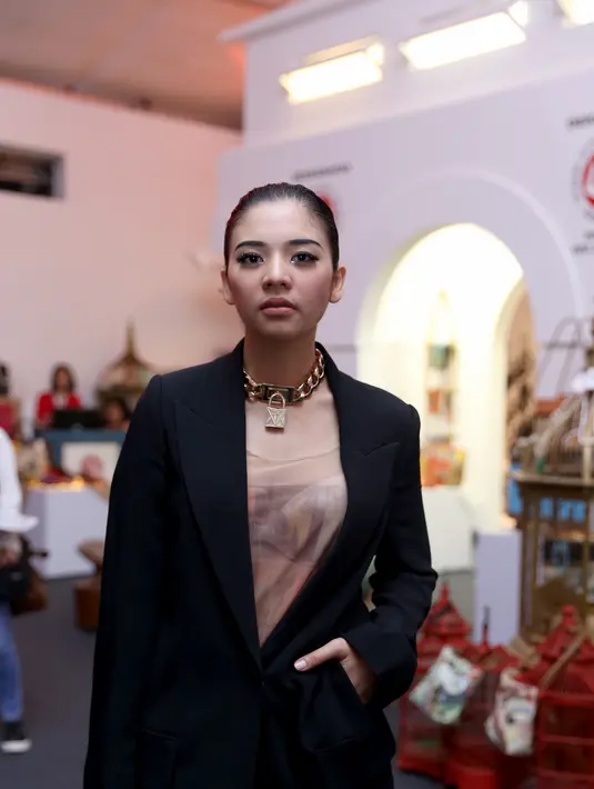 Selain menyusui, dia juga mengaku kurang tidur karena buah hatinya memang tergolong anak yang aktif sehingga mau tak mau Oxcel harus benar-benar memusatkan perhatian kepada anak lelakinya tersebut. (Andy Masela/Bintang.com)