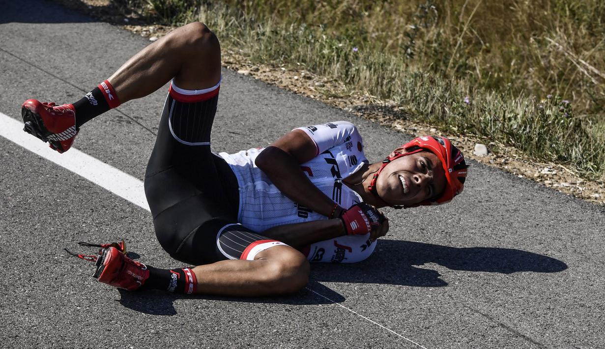 Pebalap asal Kolombia, Jarlinson Pantano terjatuh pada etape ke-16  Tour de France dengan jarak 165 km dari Le Puy-en-Velay dan Romans-sur-Isere, (18/7/2017).  (AFP/Jeff Pachoud)