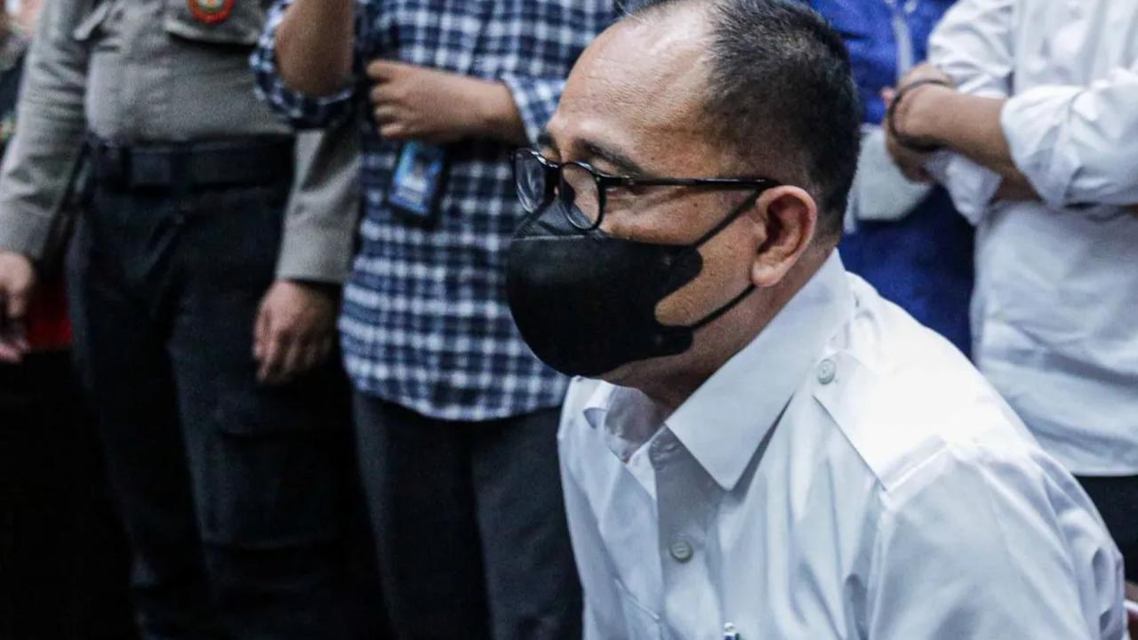 Rafael Alun Trisambodo didakwa menerima gratififikasi dan tindak pidana pencucian uang (TPPU). Dakwaan dibacakan di Pengadilan Tipikor pada Pengadilan Negeri Jakarta Pusat (PN Jakpus)