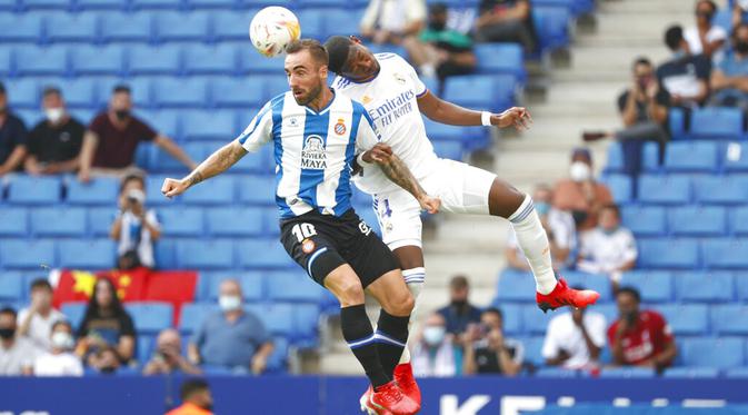 Pemain RCD Espanyol Sergi Darder (kiri) berebut bola dengan pemain Real Madrid David Alaba pada pertandingan La Liga Spanyol di Stadion Cornella-El Prat, Barcelona, Spanyol, Minggu (3/10/2021). Real Madrid kalah 1-2. (AP Photo/Joan Monfort)