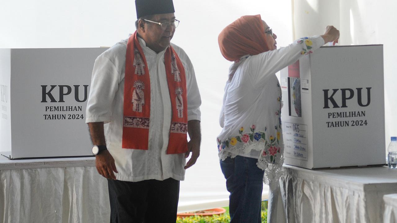 Rano Karno nyoblos di TPS 65 Lebak Bulus saat Pilkada Jakarta 2024