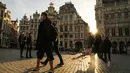 Sejumlah orang yang mengenakan masker berjalan di Grand Place di Brussel, Belgia, pada 8 November 2020. Kasus COVID-19 global melampaui angka 50 juta pada Minggu (8/11), menurut lembaga Center for Systems Science and Engineering (CSSE) di Universitas Johns Hopkins. (Xinhua/Zheng Huansong)