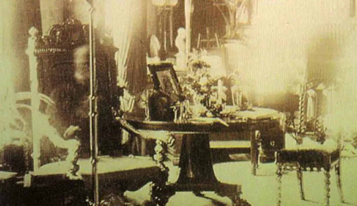 Di Inggris, seorang pria bernama Archie Bunker dikenal sangat mencintai kursinya. Dia meninggal tahun 1891. Saat sang juru foto mengabadikan ruang kerjanya terlihatlah penampakan. (paranormal.about.com)