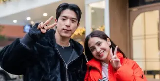 Bukan jadi liburan biasa, kali ini Nagita Slavina bertemu dengan aktor Korea Selatan. Dalam beberapa potret yang diunggah, ia terlihat foto bareng dengan aktor Lee Chan Hyeong. [@raffinagita1717]