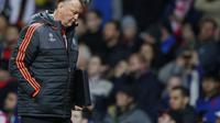 Manajer Manchester United, Louis van Gaal, saat memimpin timnya menghadapi PSV Eindhoven dalam laga lanjutan Grup B Liga Champions, 25 November 2015. Van Gaal saat ini dihujani kritikan karena taktiknya dinilai membosankan. (Reuters/Phil Noble)