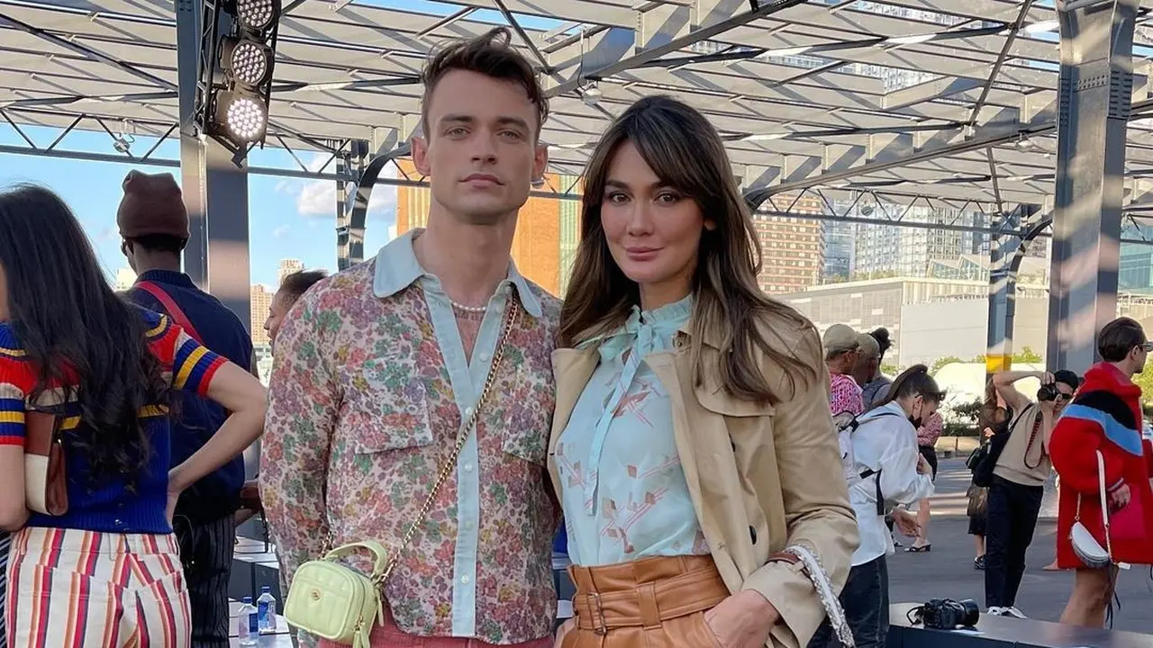 Pesona Cantik Luna Maya dengan Busana Retro di Coach Runway New York Fashon Week