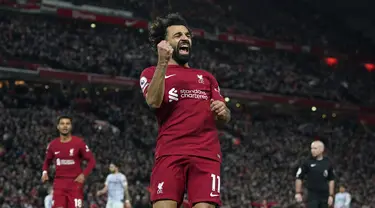 Penyerang Liverpool Mohamed Salah berselebrasi setelah mencetak gol kedua timnya ke gawang Wolverhampton Wanderers pada laga tunda Liga Inggris pekan ke-7 di Anfield, Rabu (2/3/2023) dini hari WIB. Liverpool membungkam Wolverhampton Wanderers dengan skor 2-0. (Peter Byrne/PA via AP)