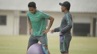 Bek Timnas Indonesia U-22, Bagas Adi Nugroho, mendapatkan latihan khusus di Lapangan SPH Karawaci, Banten, Selasa (8/8/2017). Latihan dilakukan sebagai persiapan jelang SEA Games 2017 Malaysia. (Bola.com/Okie Prabowo)