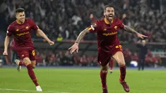 Bek AS Roma Leonardo Spinazzola merayakan gol yang dicetaknya ke gawang Feyenoord pada leg kedua perempat final Liga Europa 2022/2023 di Stadio Olimpico, Jumat (21/4/2023) WIB. (AP Photo/Alessandra Tarantino)