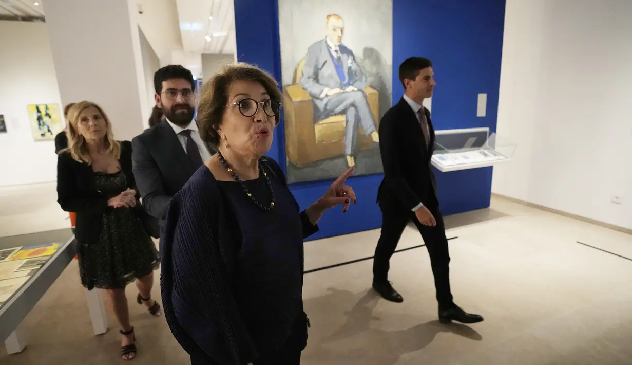 Tujuh puluh persen bangunan museum rusak parah, termasuk 66 dari 132 karya seni yang dipamerkan. Pecahan kaca merobek potret seniman Belanda Kees Von Dongen, Nicolas Sursock. (AP Photo/Hussein Malla)