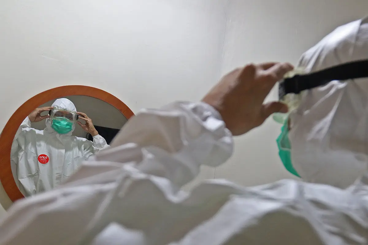 FOTO: Melihat Persiapan Dokter Memakai APD Tingkat 3