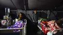 Para korban gempa bumi mendapatkan perawatan di tenda medis darurat di depan Rumah Sakit Ruteng di Ruteng, Manggarai, Nusa Tenggara Timur, Sabtu malam, 15 Agustus 2025. (AFP/ Juni Kriswanto)