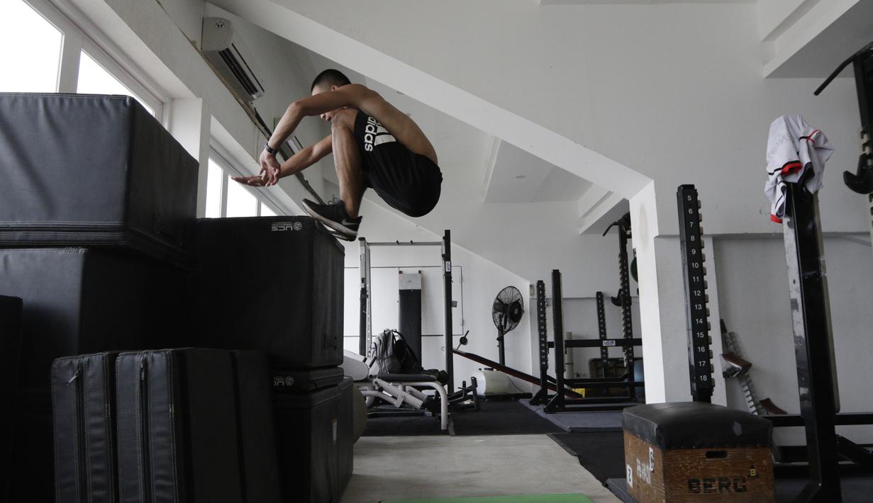 Atlet lari gawang 400 meter, Halomoan, melakukan loncatan saat latihan fisik di Stadion Madya, Jakarta, Kamis, (17/9). Latihan tersebut untuk persiapan SEA Games 2019. (Bola.com/M Iqbal Ichsan)