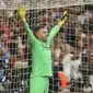 Kiper Liverpool Adrian bersiap menghadapi tendangan penalti Chelsea pada UEFA Super Cup di Istanbul, Turki, Kamis (15/8/2019) dini hari WIB. Liverpool menang adu penalti 5-4 (2-2). (AP Photo)