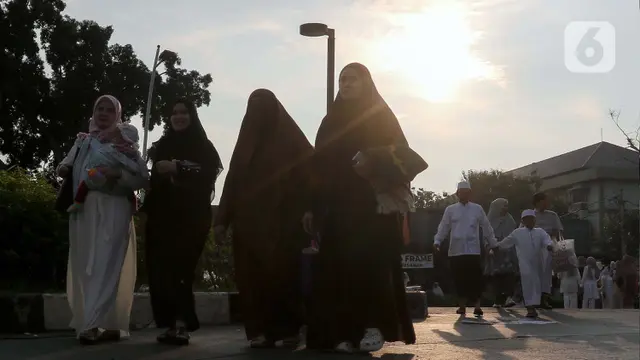 Momen Umat Muslim Laksanakan Salat Idul Adha di Depan Gereja Koinoia Jatinegara