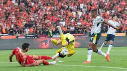 Kiper Persija Jakarta Nadeo Argawinata mengamankan bola saat menghadapi Persib Bandung pada pertandingan BRI Super League 2026/2027 di Stadion Utama Gelora Bung Karno (SUGBK), Jakarta, Sabtu (12/9/2026). Persija Jakarta berhasil mengalahkan Persib Bandung dengan skor 2-1. (KLY/Budy Santoso)