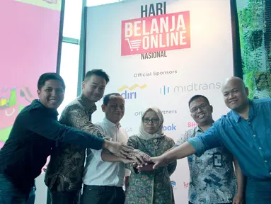 Sejumlah pembicara seusai menggelar media briefeng Harbolnas 2018 di Jakarta, Selasa (13/11). Hari Belanja Online Nasional kembali digelar pada 11-12 Desember 2018 yang diikuti lebih dari 300 e-commerce. (Liputan6.com/HO/Sebio)