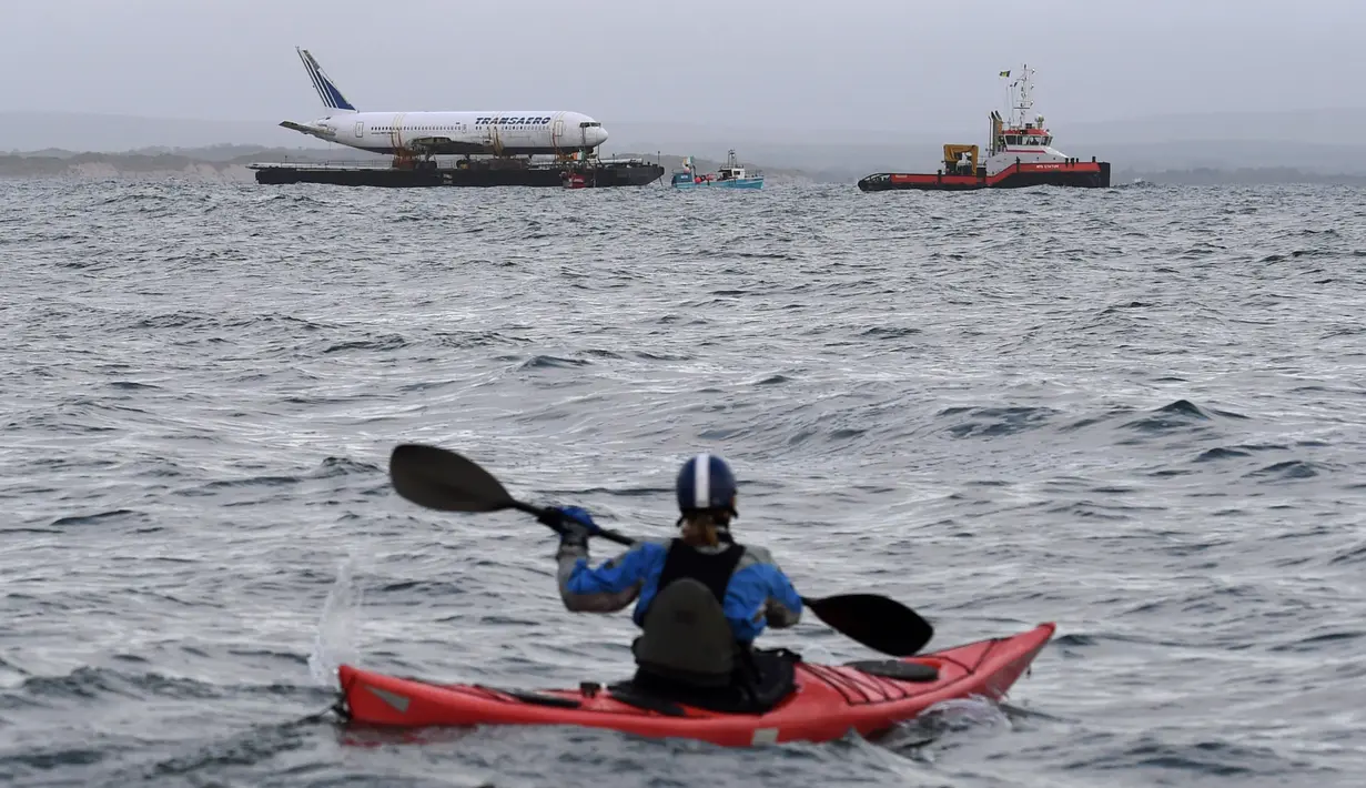 Pesawat Boeing 767 tiba di muara Enniscrone, pantai barat Irlandia, Sabtu (7/5). Diperlukan keterampilan khusus yang langsung melibatkan berbagai karyawan di Bandara Shannon untuk mengangkat pesawat dengan bobot 50 ton ini. (REUTERS/Clodagh Kilcoyne)