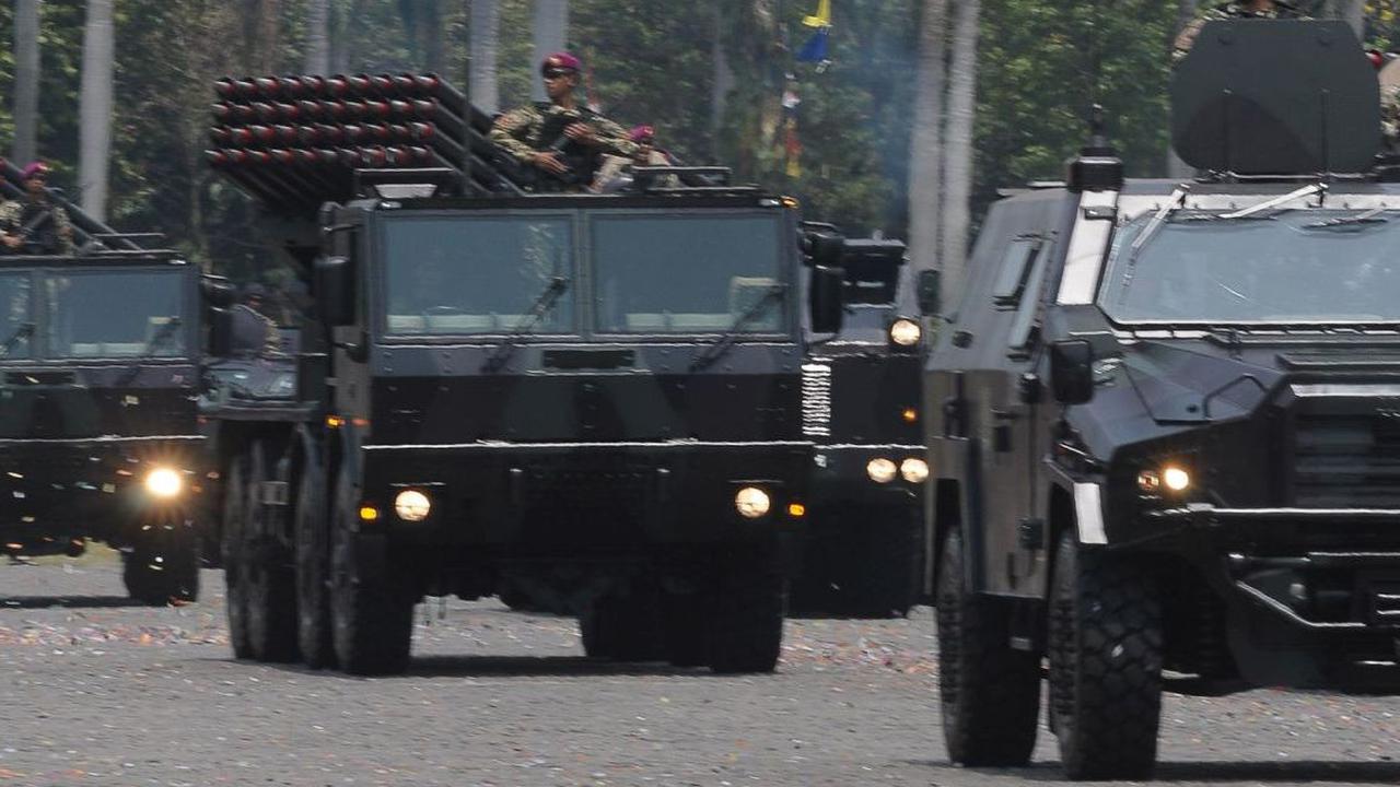 Tak hanya itu kendaraan militer yang dilengkapi rudal juga meramaikan gladi bersih.