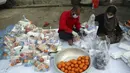 Sukarelawan menyiapkan makanan berbuka puasa gratis untuk orang-orang yang membutuhkan selama bulan puasa suci Ramadan di Kabul, Afghanistan, Kamis (7/5/2020). Muslim di seluruh dunia melewati Ramadan tahun ini di tengah pandemi virus corona COVID-19 dan PHK. (AP Photo/Rahmat Gul)