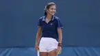Emma Raducanu dari Inggris Raya tersenyum selama sesi latihan pada Hari Kedua Belas US Open 2021 di USTA Billie Jean King National Tennis Center di Kota New York (10/9/2021). Raducanu akan bertemu  Leylah Fernandez dari Kanada di babak final US Open 2021. (Matthew Stockman/Getty Images/AFP)