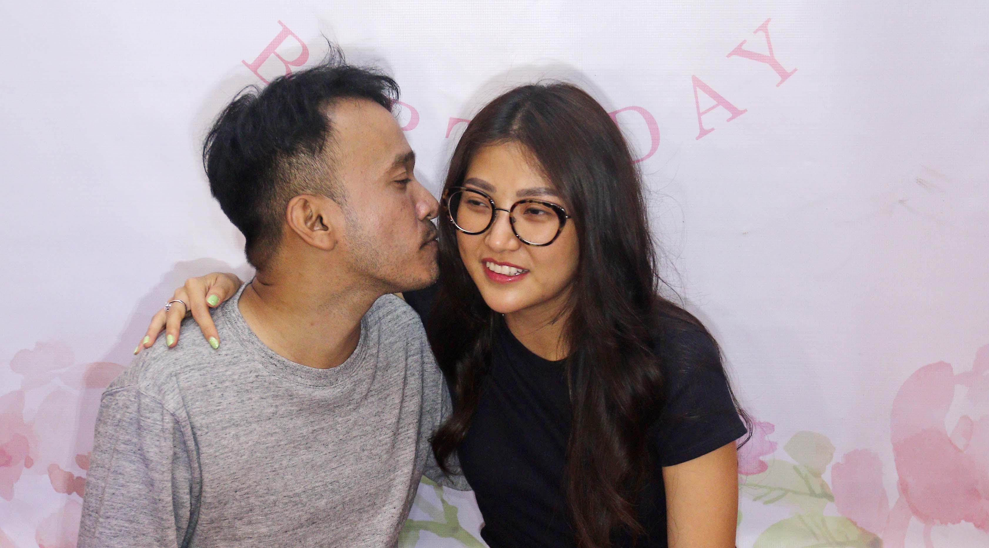 Kecupan sayang Ruben Onsu untuk Sarwendah (Foto: Herman Zakharia)