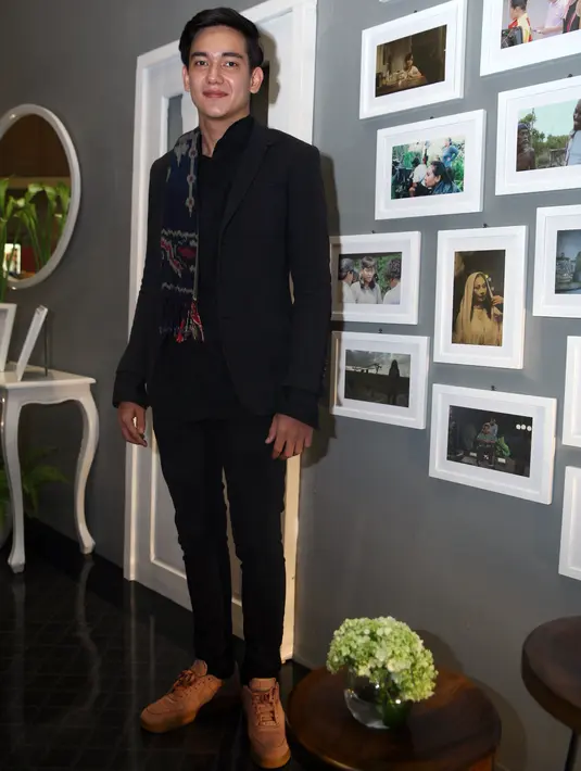 "Kami suka jalan. Kemarin habis main trampolin, terus kami makan di sate mana gitu. Putri naik mobil gue, ya berdua. Habis itu kami makan sate ya bareng-bareng lagi," terang Adipati Dolken. (Adipati Dolken/Bintang.com)