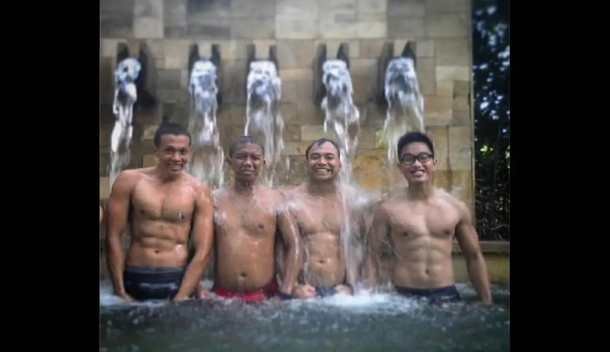 Melalui akun Instagramnya, Kaesang (kanan) juga sempat mem-posting fotonya bertelanjang dada bersama teman-temannya di sebuah kolam renang. (instagram.com/kaesangp)
