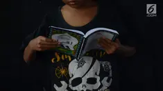 Seorang anak punk belajar mengaji dengan Iqro bersama Komunitas Tasawuf Underground di kolong flyover Tebet, Jakarta, Sabtu (8/12). Komunitas ini mengajak anak-anak punk dan anak jalanan kembali ke kehidupan yang baik. (Merdeka.com/Imam Buhori)