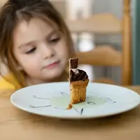 Ilustrasi anak puasa. Sumber foto: unsplash.com/Daniel Chuncle.
