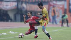 Gelandang Persija, Riko Simanjuntak, terjatuh saat berebut bola dengan Gelandang Mitra Kukar, Septian David Maulana, pada laga Piala Presiden di Stadion Manahan, Solo, Minggu, (4/2/2018). Persija menang 3-1 atas Mitra Kukar. (Bola.com/M Iqbal Ichsan)