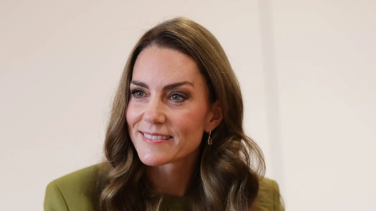 Adu Gaya Kate Middleton dan Meghan Markle Pakai Blazer di Saat Bersamaan, Mana yang Jadi Favorit?