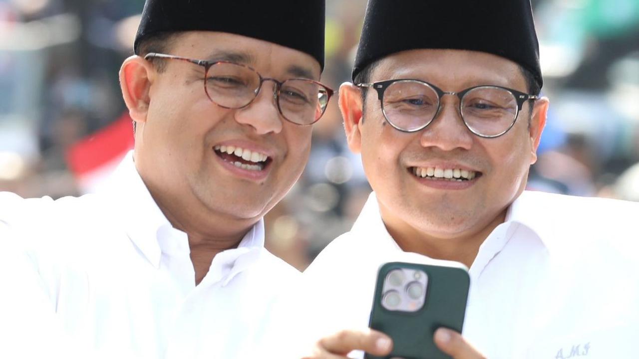 VIDEO: Santri Banget! Cak Imin 'Selepet' Anies Pakai Sarung sampai Kesakitan